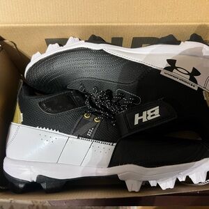 Under Armour Men's Harper 7 Mid Rubber Molded Baseball Cleat